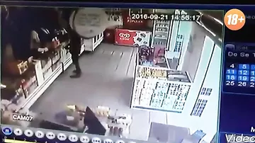 Камера видеонаблюдения в одном из магазинов Бразилии запечатлела кровавую "дуэль"