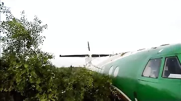 Выкатившийся за пределы полосы самолет Yeti Airlines сняли на видео