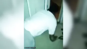 Нелепое падение парня с балкона попало на видео