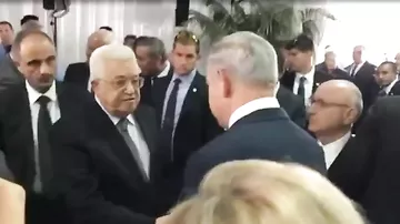 Mahmud Abbas İsraildə Netanyahunun əlini sıxdı