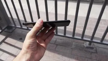 Украинец сбросил iPhone 7 Plus с самого высокого здания в мире