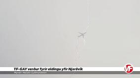 Момент удара молнии в исландский самолет попал на видео