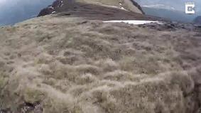 Сумасшедший парашютист пролетел над склоном горы на скорости 120 км/ч