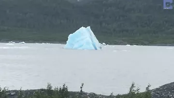 Перевернувшийся айсберг восхитил туристов