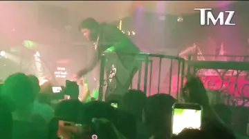 Рэпер побил фаната микрофоном во время концерта