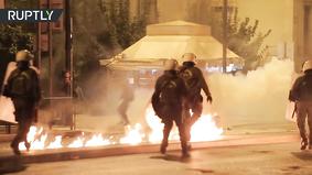 Полицию закидали «коктейлями Молотова» на антиправительственном митинге в Афинах