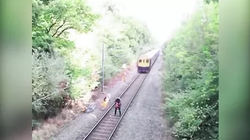 Видео спасения пьяного велосипедиста из-под колес поезда оказалось фейком