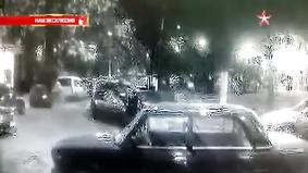 Падение девушки с 11-го этажа в Москве попало на камеру видеонаблюдения