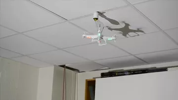 Странный эксперимент: сколько нужно дронов, чтобы поменять лампочку