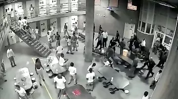 Массовая драка в американской тюрьме попала на видео