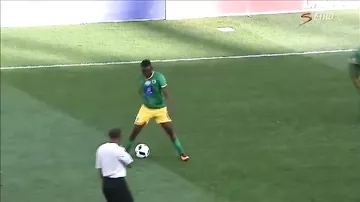 Южноафриканский футболист получил желтую карточку за финт