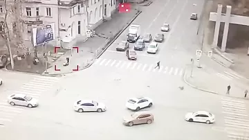 Женщина с коляской чудом увернулась от вылетевшего на неё авто