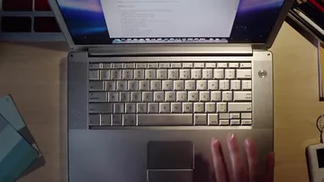 Apple представила MacBook с двумя дисплеями