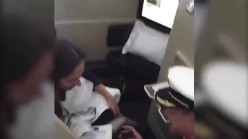 Командир лайнера сделал своей девушке предложение во время полета