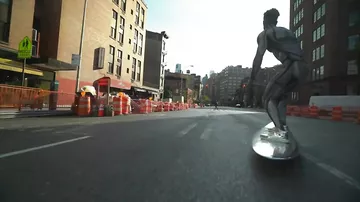 Реальный Серебряный Серфер прокатился по улицам Нью-Йорка