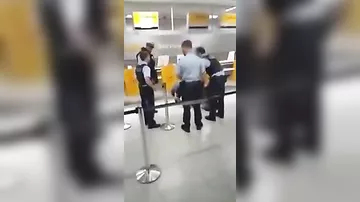 В немецком аэропорту полицейские сорвали никаб чем и вызвали гнев мусульманина