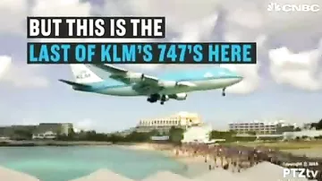Boeing 747 едва не приземлился на толпу людей на карибском пляже