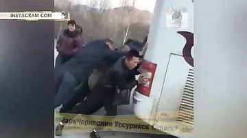 Пассажиры дотолкали автобус из Китая в Россию