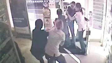 Женщины-фармацевты дали отпор бывшему боксеру при попытке ограбления