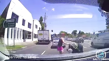 Женщина с коляской чудом избежала столкновения с машиной на оживлённой трассе