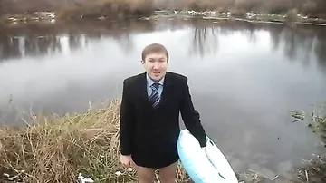 Россиянин в пиджаке окунулся в ледяную воду ради iPhone 7