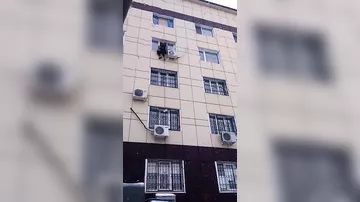 Человек выпал из окна Тюмень