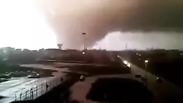 Появилось видео торнадо в Италии