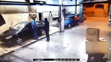 Хитрый автомойщик поймал грабителя в ловушку и заставил вымыть пару машин