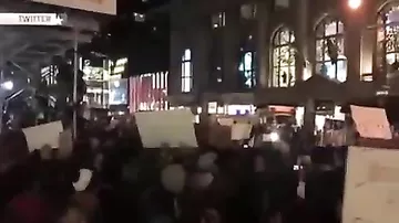 Тысячи американцев, протестуя против Трампа, окружили его здание в Нью-Йорке