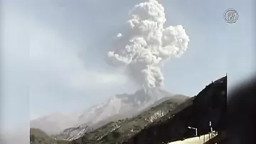 Перу: впервые одновременно извергаются два вулкана
