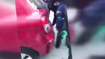 Женщина привязала ребенка к машине и протащила 100 метров