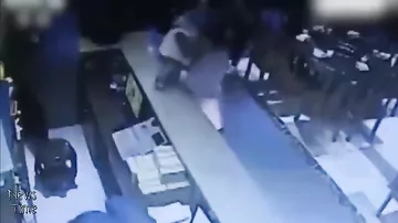 Шокирующие кадры: официант украл десятимесячного младенца