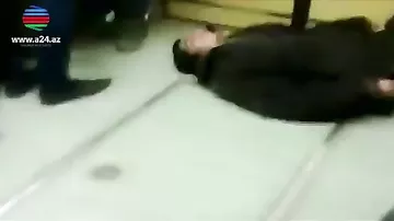 Bakı metrosunda xəstə adamı vaqondan sürüyüb atdılar