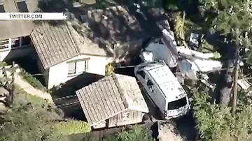 Опубликованы кадры с места падения самолета на жилой дом в Калифорнии