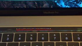 На сенсорной панели нового MacBook запустили Doom