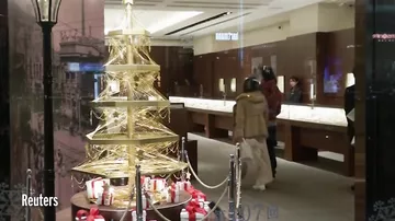 В Японии установили елку из золота