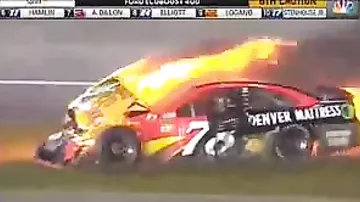 Кадры с загоревшимся во время заезда NASCAR автомобилем