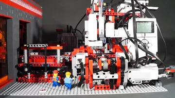 Из конструктора LEGO собрали настоящую фабрику