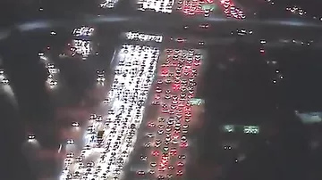 Гигантскую пробку на шоссе в Лос-Анджелесе сняли на камеру