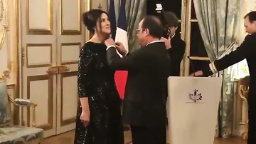 Моника Беллуччи получила Орден Почетного легиона из рук президента Франции
