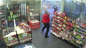 В Австралии сотрудник заправки закидал вооруженных грабителей конфетами