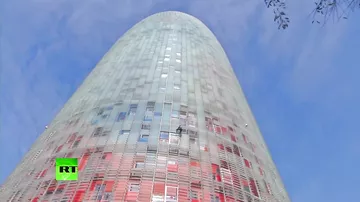 «Человек-паук» из Франции вновь забрался на небоскрёб в Барселоне