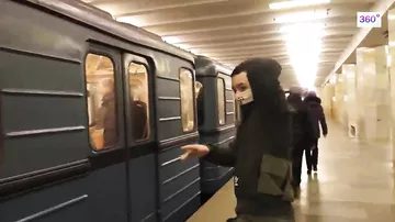 Экстремал перепрыгнул пути в метро перед едущим поездом
