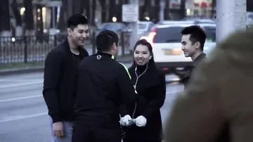 Реакцию жителей Алматы на кражу кошелька сняли на видео