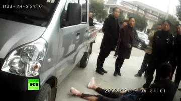 В Китае прохожие подняли грузовик для спасения девочки из-под его колёс