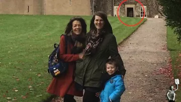 Привидение с ребёнком на руках попало на семейную фотографию