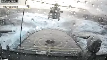 Австралийский пилот с 4-й попытки посадил вертолет на палубу в шторм