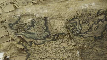 Показан процесс реставрации карты мира XVII века