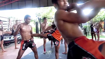 Бойцы тайского бокса приняли участие в популярном флешмобе "Mannequin Challenge"