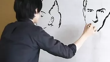 Художник рисует двумя руками два портрета одновременно